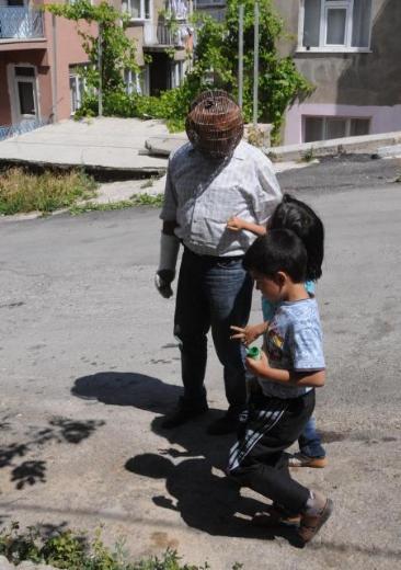 Bir kamu kuruluunda tekniker olarak alan evli ve 3 ocuk babas brahim Ycel, 26 yllk tiryaki olduunu ve gnde 2 paket sigara itiini syledi. Ycel, motosiklet kaskndan esinlenerek bakr telden bir kafes yapp bunu bana taktn belirtti.