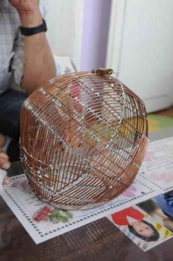 Kevser Ycel, "Kafes takma olay bize nce garip geldi. Daha sonra altk. nallah bu yntemle sigaray brakr" diye konutu. brahim Ycel'in kz 14 yandaki Ayenur Ycel ise babasnn sigaray brakmak iin her yolu denediini belirterek, "nallah bu kez sigaray brakr" dedi.