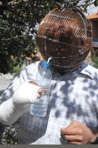 zerinde 2 kilidi bulunan kafes sayesinde 2 gnden bu yana sigara imediini belirten brahim Ycel, evden karken kafes kilitlerinden birini eine dierini de kzna verdiini anlatt.