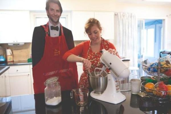 Danielle, Cooper'n birebir llerindeki karton maketiyle bir hayat kurdu.