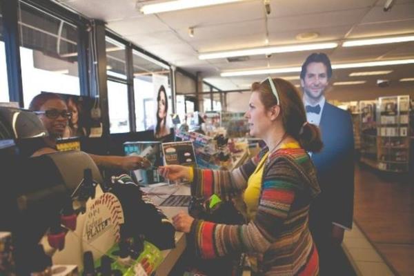 Her yere oyuncunun maketiyle giden mutfakta bile onu yanndan ayrmayan Danielle'in ocuklar ve kocas bu duruma alt.