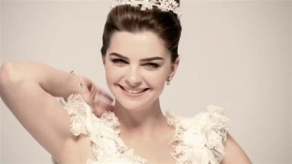 Oyuncunun ahitliini Nur Fettaholu yaparken Gntay'n ise Fatih Terim ve Emre Belzolu yapt.