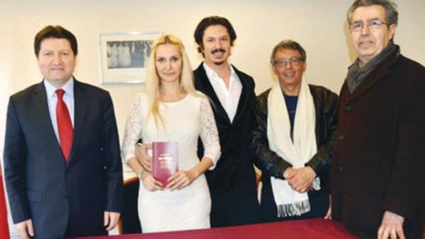 <br><b>Gke ve Blent Gener</b></br>  Sevilen arkc Gke srpriz bir nikahla evlendi. nl arkc, di hekimi sevgilisi Blent Gener ile hayatn Paris'te birletirdi.