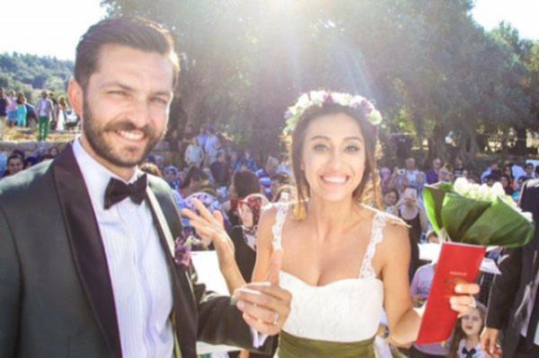 <br><b>lker Kzmaz ve Asl Trkel</b></br>  Ak- Memnu dizisi ile tannan oyuncu lker Kzmaz, Asl Trkel ile evlendi. Sevilen oyuncunun nikah zmir Antik Kenti'nde kyld.