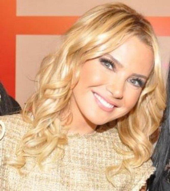 zmir Konak Nfus Mdrl'nde kylan nikahta iftin ahitliini Alian ve i adam Sava Aksu yapt. Sade bir nikahla evlenen ifti, yakn dostlar yalnz brakmad.