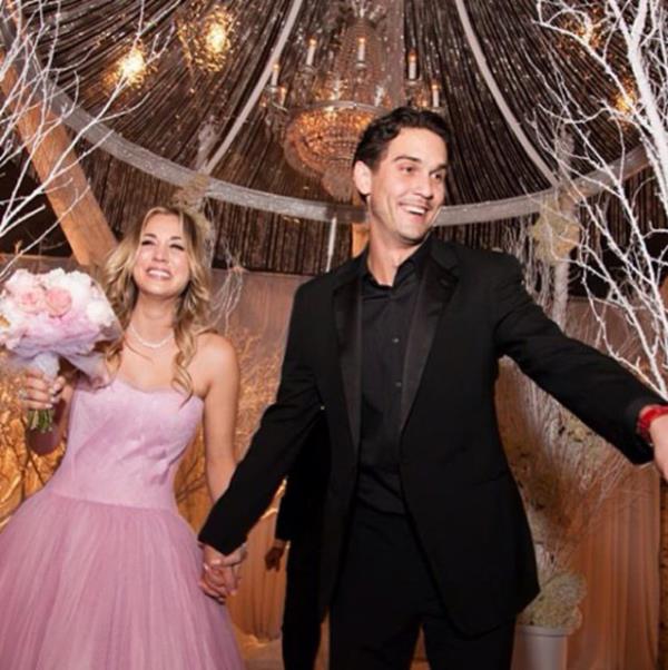 <br><b>Kaley Cuoco ve Ryan Sweeting</b></br>  The Big Bang Theory dizisinin yldz oyuncusu Kaley Cuoco , Ryan Sweeting ile evlendi. 27 yandaki gzel oyuncu, 6 aydlr beraber olduu sevgilisi ile yeni yla dakikalar kala dnyaevine girdi.
