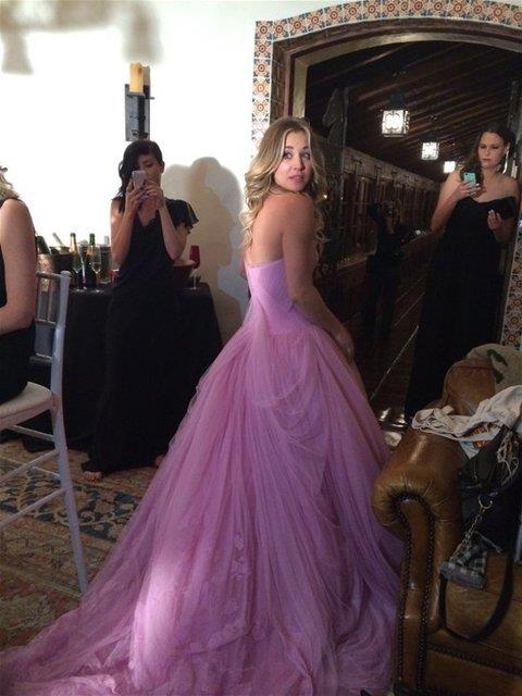 Los Angeles'ta bir trenle evlenen Kaley Cuocu dnnde pembe bir gelinlik giydi.