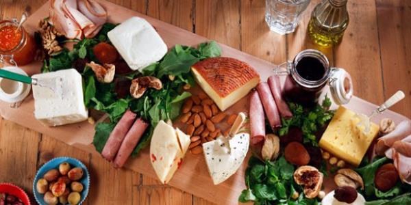 Ayn anda birka eit yemei birden tketmek.