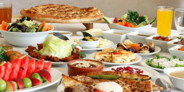 Ramazan aynda doru ve salkl beslenilmemesi ve yeterince sv alnmamas halinde su ve mineral kayb geliiyor ve bunlara bal ciddi salk sorunlaryla karlalabiliyor.