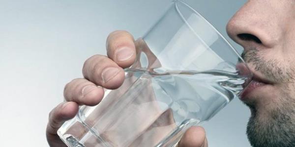 Yemek srasnda ok sv tketmek.