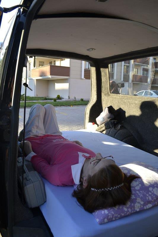 Karabk Eitim ve Aratrma Hastanesi'nde biyokimya uzman olan Haydar Gelgi, kznn geen ylki ameliyat nedeniyle byk sknt ve stres yaadklarn syledi. O ameliyatn ardndan kznn yeni yeni kendisini toparladn anlatan Gelgi, "Kzmn omirilii 'S' eklindeydi.