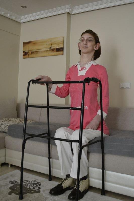 O dzeltildi. imdi yava yava kendisini toparlyor. Yeni yeni yrmeye balad. Omurilie 1 metreye yakn platin konuldu. Ameliyat ncesi kzm yz st yatyordu. Minibsn arkasna koyduumuz yatakta tayorduk.