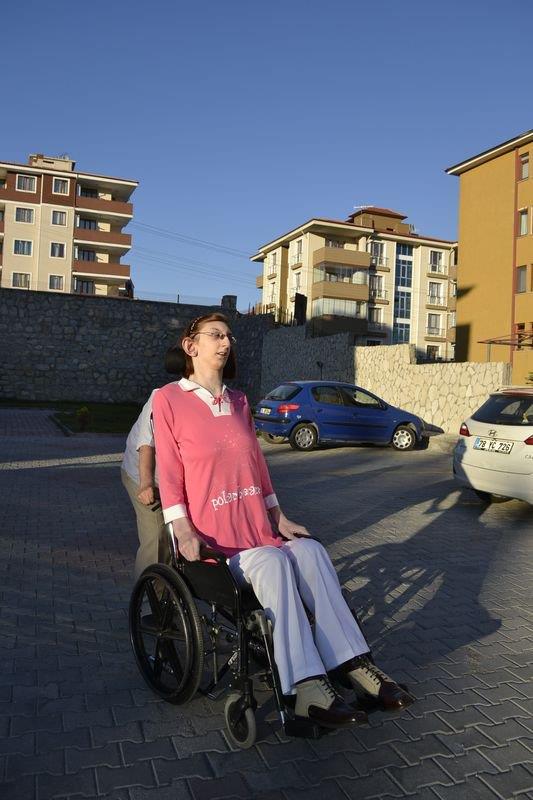 imdi yz st srt st yatyor. Oturabiliyor da. Ama yatak yine duruyor minibste. Ayrca kendi yemeini yiyebiliyor. Kzmn daha da iyi olacana inanyorum" diye konutu.