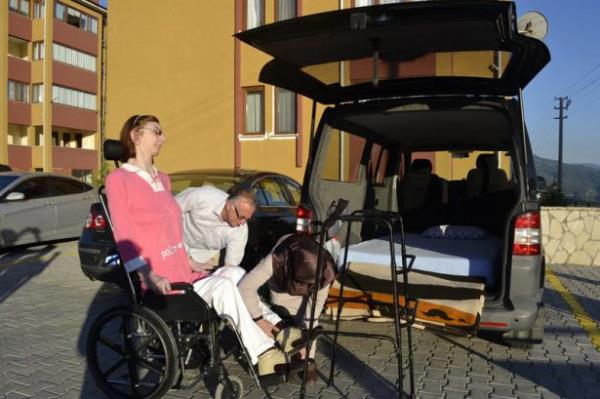 lkokulu evde eitim alarak bitiren, uanda da akretim lisesi 3'nc snf rencisi olan Rumeysa Gelgi, hastal nedeniyle yatlarna gre hzl gelitiini ve birok salk problemi yaadn syledi. Doduundan bu yana Marmara niversitesi Pendik Eitim ve Aratrma Hastanesi Endokrinoloji Klinii tarafndan takip edildiini anlatan Gelgi, walker destei olmadan ayaa kalkamadn ve yryemediini ifade etti. Rumeysa Gelgi, yle konutu: