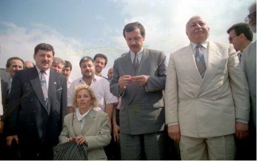 İstanbul Büyükşehir Belediye Başkanlığı'na 1994 yılında seçilen Erdoğan, Siirt'te yaptığı konuşma nedeniyle siyasi yasaklı hale geldi ve 4 ay hapis yattı -2001 yılında AK Parti'yi kuran Erdoğan, partisini girdiği 3 genel, 3 yerel seçimden de birinci parti olarak çıkarmayı başardı