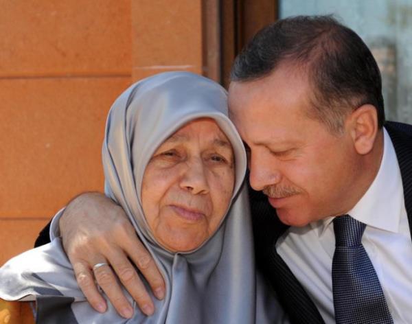 Annesine düşkünlüğü ile bilinen Erdoğan, hastanede bulunduğu süre içerisinde annesini sık sık ziyaret ederdi.