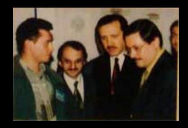 1983 yılında kurulan Refah Partisi ile fiilî siyasete geri dönen Recep Tayyip Erdoğan, 1984 yılında Refah Partisi Beyoğlu İlçe Başkanı, 1985 yılında ise Refah Partisi İstanbul İl Başkanı ve Refah Partisi MKYK üyesi oldu.