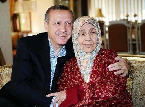 Annesinden her bahsettiğinde gözleri dolan, yüzü gülen Başbakan Erdoğan her özel günde de bir araya gelip ellerini öperdi.