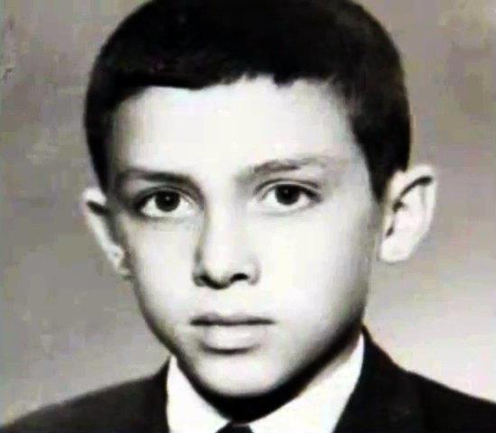 1965 yılında ilkokulu Kasımpaşa Piyalepaşa İlkokulu'nda, liseyi ise İstanbul İmam Hatip Lisesi'nde okudu ve 1973 yılında İmam Hatip'ten mezun oldu