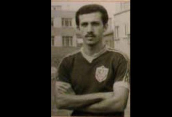 70'li yıllarda futbol oynadı. O yıllarda her ailede olduğu gibi Erdoğan'ın babası Ahmet Bey de boş bir meşgale gördüğünden oğlunun futbol oynamasına karşıdır.