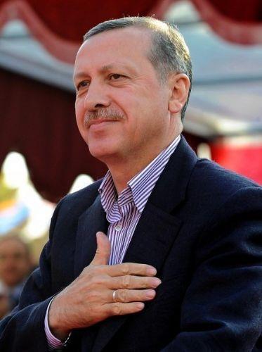 Refah Partisi'nin 1983 yılında kurulmasıyla siyasete geri dönen Erdoğan, 1984 yılında Refah Partisi Beyoğlu İlçe Başkanı, 1985 yılında Refah Partisi İstanbul İl Başkanı ve Refah Partisi MKYK üyesi oldu.