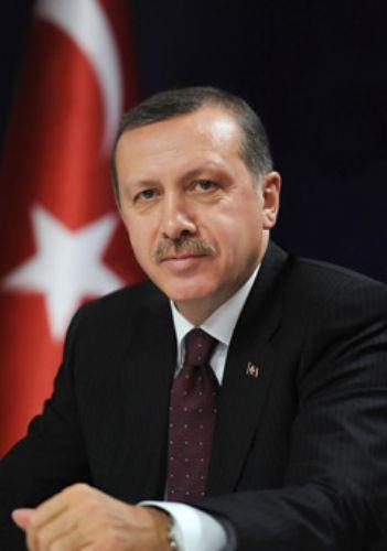 <br>AK Parti Dönemi </br>  Pınarhisar Cezaevinden 24 Temmuz 1999'da tahliye olan Erdoğan, siyasi çalışmalarına devam ederek 14 Ağustos 2001'de Adalet ve Kalkınma Partisi'ni (AK Parti) kurarken Kurucular Kurulu tarafından da AK Parti'nin Kurucu Genel Başkanı seçildi.