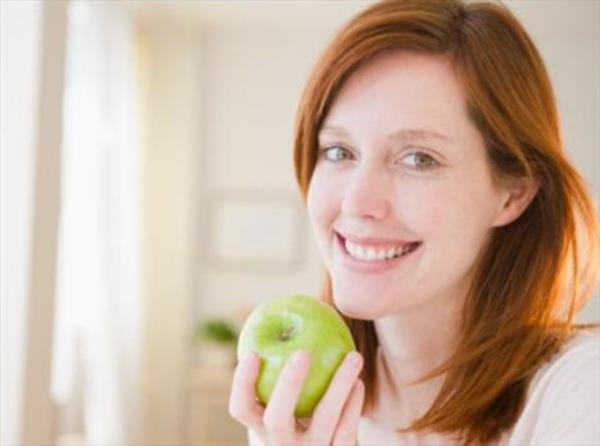 Domates, kereviz, prasa, maydanoz, elma gibi su ierii bol olan sebze ve meyveler tketin.