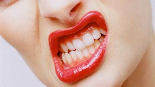 Eski kpr ve di protezleri zamanla gda birikmesine yol aabileceinden kt az kokusuna neden olur.