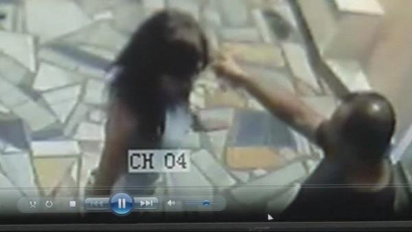 Polislerden ikayetci olan Cengiz'in dayak yedii anlarn, karakoldaki gvenlik kameralarnca saniye saniye kaydedildii ortaya kt.