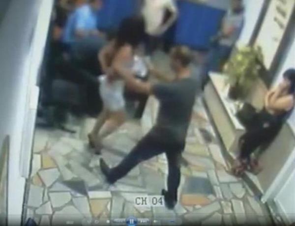 Fevziye Cengiz dvld srada perdeleri kapatan polis memuru N.A. iin de 3 aydan 9 aya kadar hapis cezas talep edildi.