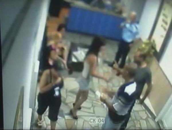 Savc, Polis Merkezi'nde iki polis tarafndan yere yatrlp kelepelendikten sonra dakikalarca dvlen Cengiz'in 'gzaltna alnrken hakaret ettii, trmalad ve ittiini' ileri srd.