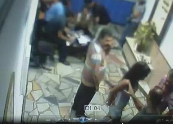 Buna karlk Fevziye Cengiz hakknda ise polislere hakaret ettii ve direndii gerekesiyle 2 yl 1 aydan 8 yl 9 aya kadar hapis cezas istendi.