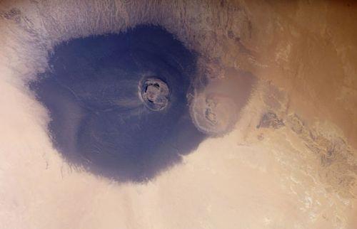 Sahra l'ndeki bu vadi Wau-en-Namus olarak biliniyor.