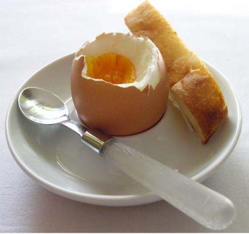 Halanm olarak tketildiinde daha az kalori salayacak olan yumurta tok durmanz da salayacaktr. Eer yumurtadan holanmyorsanz bir kase yourt da tketebilirsiniz.