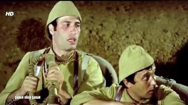 <br>aban : aaa bizim kumandan ehit olmu</br>  <br>hsamettin: dahaa lmedim abuk shhiyeyi arn</br>  <br>aban : niye yaral m var</br>  <br>hsamettin: aptal ben niye yatyorum burda</br>  <br>aban : niye yatyon uykunuz mu geldi</br>  <br>hsamettin: hayvan herif grmyor musun? yaralym da ondan abuk shhiyeyi arn.</br>