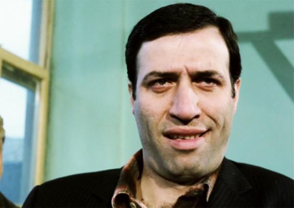 <br>-bize iki ay rei iki ayran</br>  <br>-ayrei yok beyefendi</br>  <br>(kza dnerek)</br>  <br>-ay ier misin? (tekrar garsona) o zaman bize iki ay rei iki ay</br>  <br>-ay rei yok beyefendi</br>  <br>-(tekrar kza) peki gazoz ier misin? iersin iersin.. (tekrar garsona) o zaman bize iki ay rei iki gazoz</br>  <br>-ay rei yok beyefendi</br>  <br>-sizde de hibir ey yok!!</br>