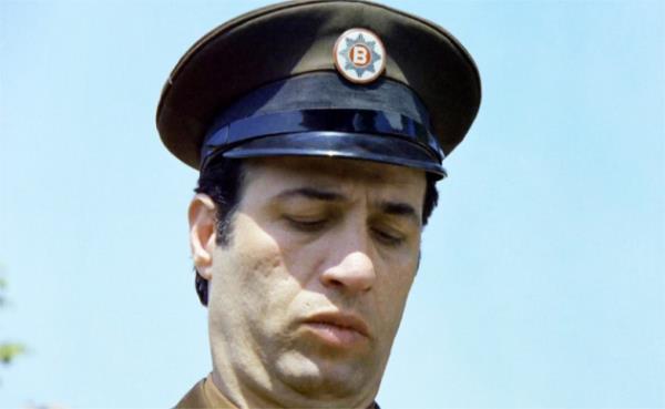 imdi ben buraya neden ktm? niin ktm? nasl ktm? bunu izaha gerek yok grdnz, yrdm ktm! ama, kmam da olabilirim. kmsam kmmdr, kmamsam kmammdr. grnen ky... uzakta deildir buraya ktksa sonradan kmadk m dedik? bunlar bi takm uydurma laflardr...  <br>sahi ya ben buraya neden ktm? kim kard ulan beni buraya?!</br>