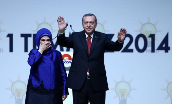 dealist Kadnlar Dernei'nin faaliyetlerine katlan Emine Hanm, Tayyip Erdoan ile de 1977'de bu vesileyle katld bir konferansta tanmt.