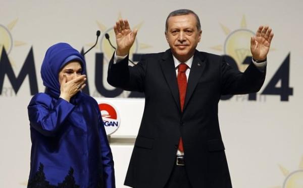Kadnlarla kurulan ve AK Parti'ye hem sandkta hem sokakta hem de alanlarda byk destek salayan iletiimde, Emine Erdoan'n izdii rol modelle birlikte bu sreleri ynetmesi kilit nem tayor.