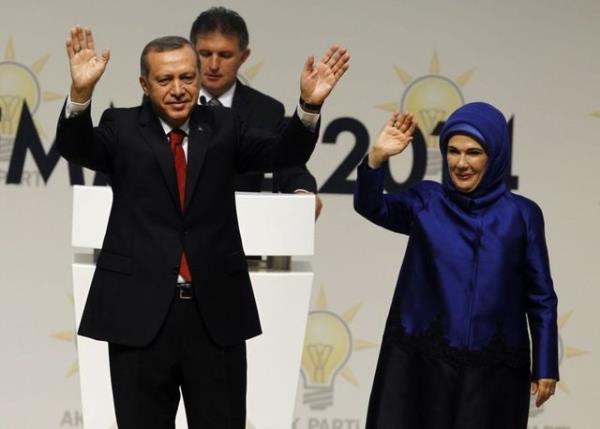 Emine Hanm, hep aktif bir portre izdi.