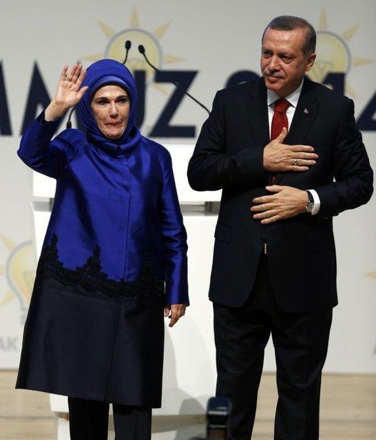 Babakan ile hemen tm miting ve organizasyonlara katlan Emine Erdoan, birok sivil toplum organizasyonunda da faal.