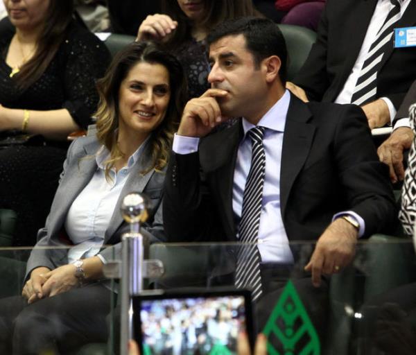 iftin, Delal ve Dlda isimli 2 kz ocuu var.