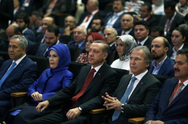 Adalet Bakan Bekir Bozda, Tarm Bakan Mehdi Eker, Gmrk Bakan Hayati Yazc, Enerji Bakan Taner Yldz, alma Bakan Faruk elik, AB Bakan Mevlt avuolu ve Kltr Bakan mer elik  dnem kuralna taklacak isimler arasnda yer alyor.