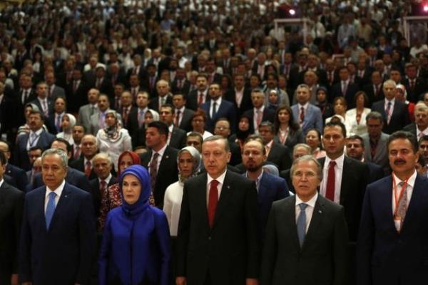  dneme taklacak AK Parti'nin ar toplar arasnda 9 bakan bulunuyor.