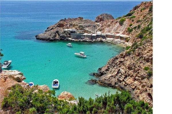 <br><b>biza Adas</b></br>  Sabah deniz, akam ise elenceyi sonuna kadar yaayacanz ufak bir ka alan