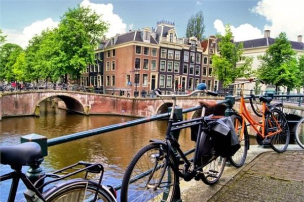 <br><b>Hollanda</b></br>  Amsterdam sokaklarnda yapabileceiniz bisiklet turlar.
