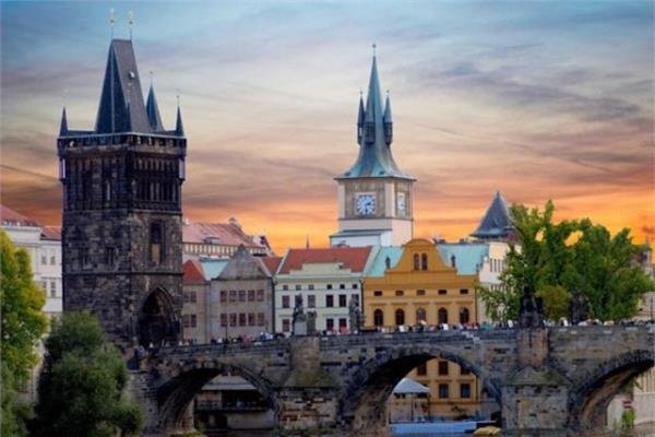 <br><b>ek Cumhuriyeti</b></br>  Prag'n 612 yandaki Charles Bridge civarlarnda gizemli bir gezinti.