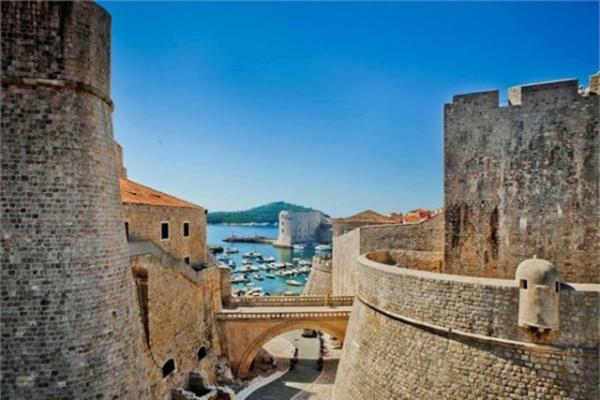 <br><b>Hrvatistan</b></br>  Dubrovnik kalelerinde tarihin izini srn.