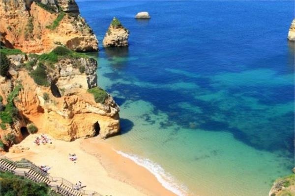 <br><b>Portekiz</b></br>  Ba dndrc Lagos sahillerinde gnein ve rzgarn tadn karn.