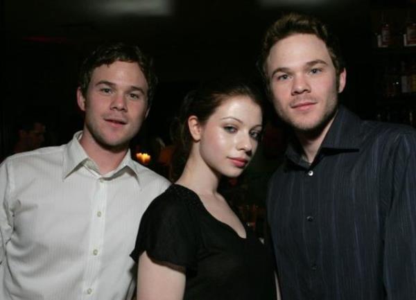 kiz kardeler Aaron ve Shawn Ashmore.
